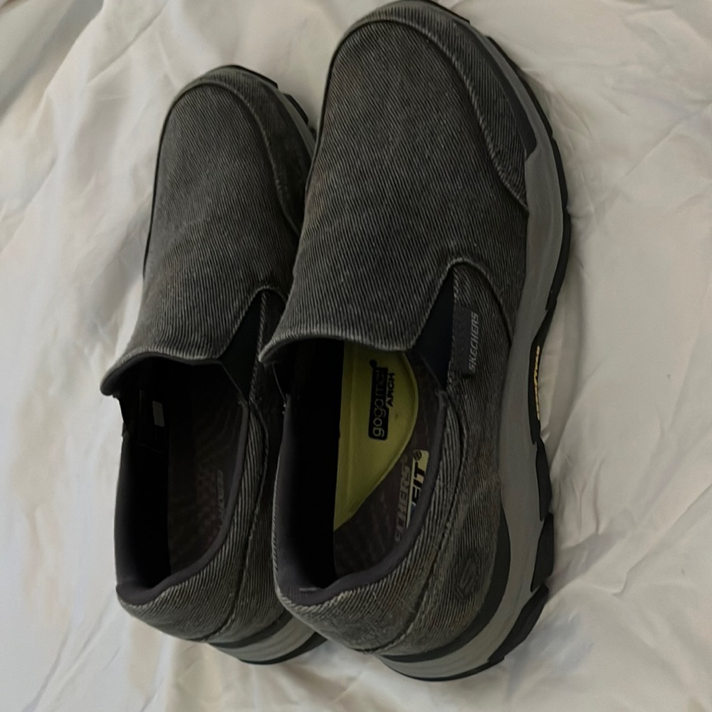 Men’s slip-on Skechers in gray